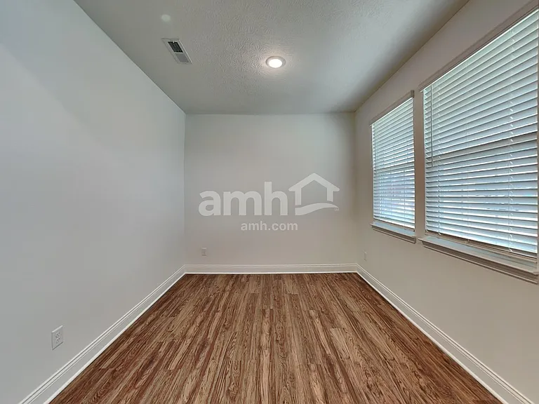 906 Castor Dr — Photo 9