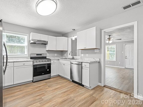 4th image of 1021 Chandler Dr