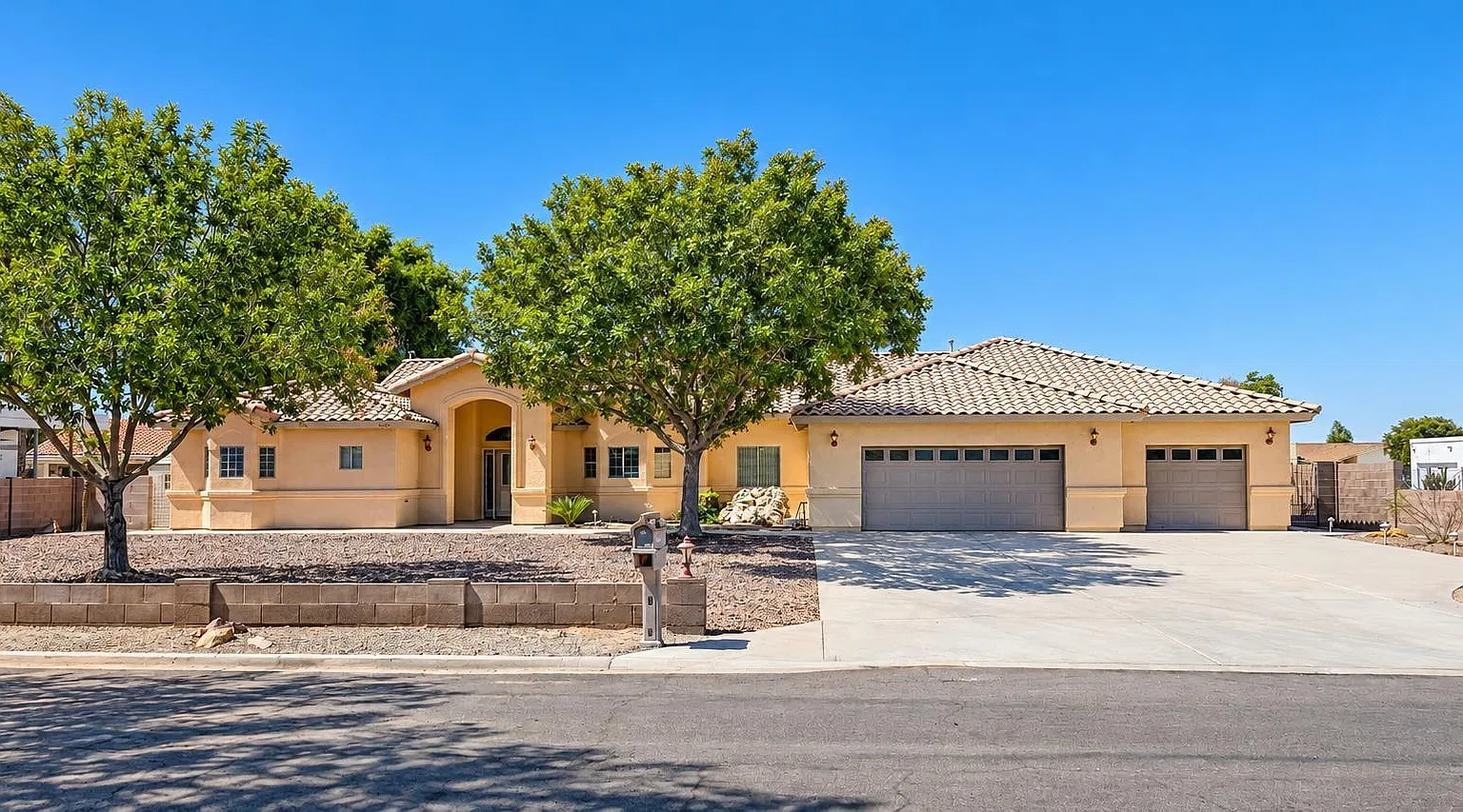 3 bed, 2.0 bath, 2165 sqft, $2,100 — Photo 1