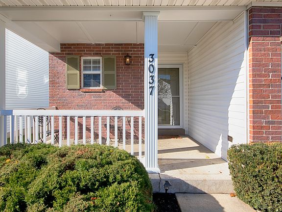Covered Front Porch!