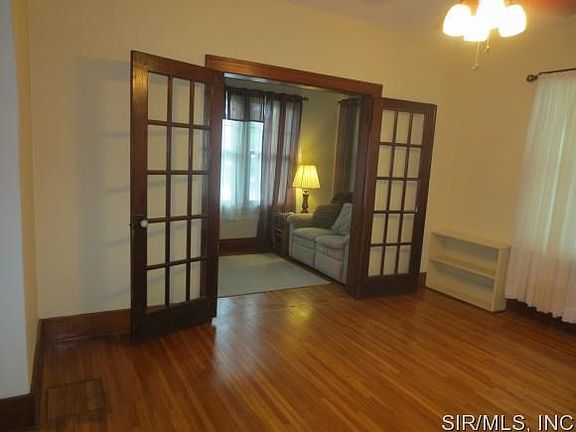 4th image of 221 N Prairie St