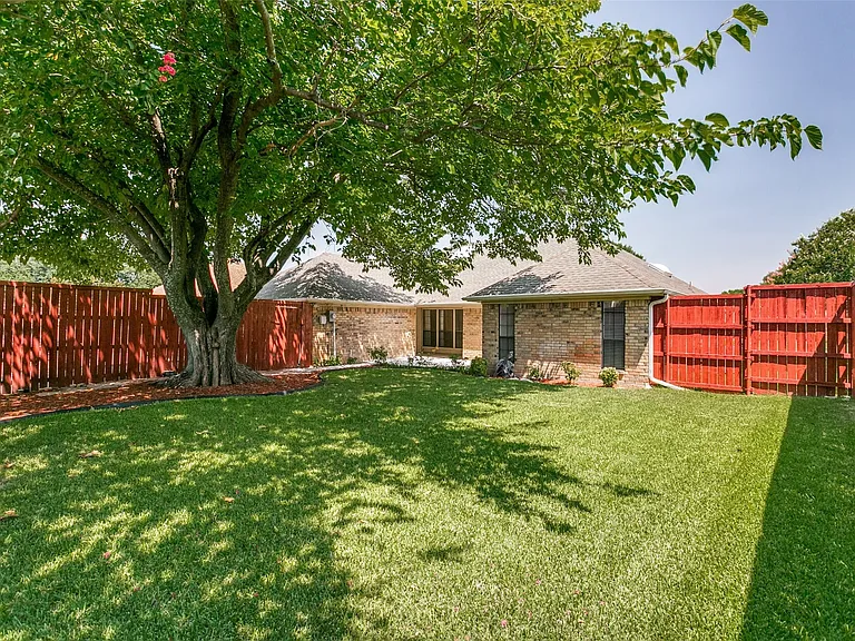 Large grassy backyard - perfect for relaxing in it!