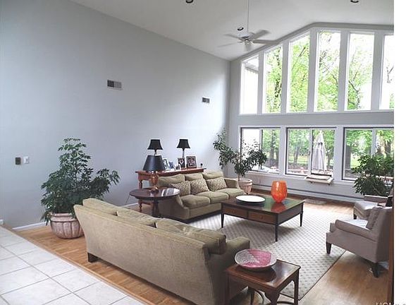 3rd image of 28 Doral Ct