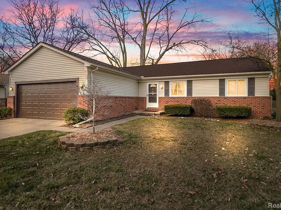 1st image of 480 Dover Cres