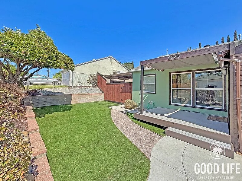 3 bed, 2.0 bath, 1042 sqft, $3,800 — Photo 3