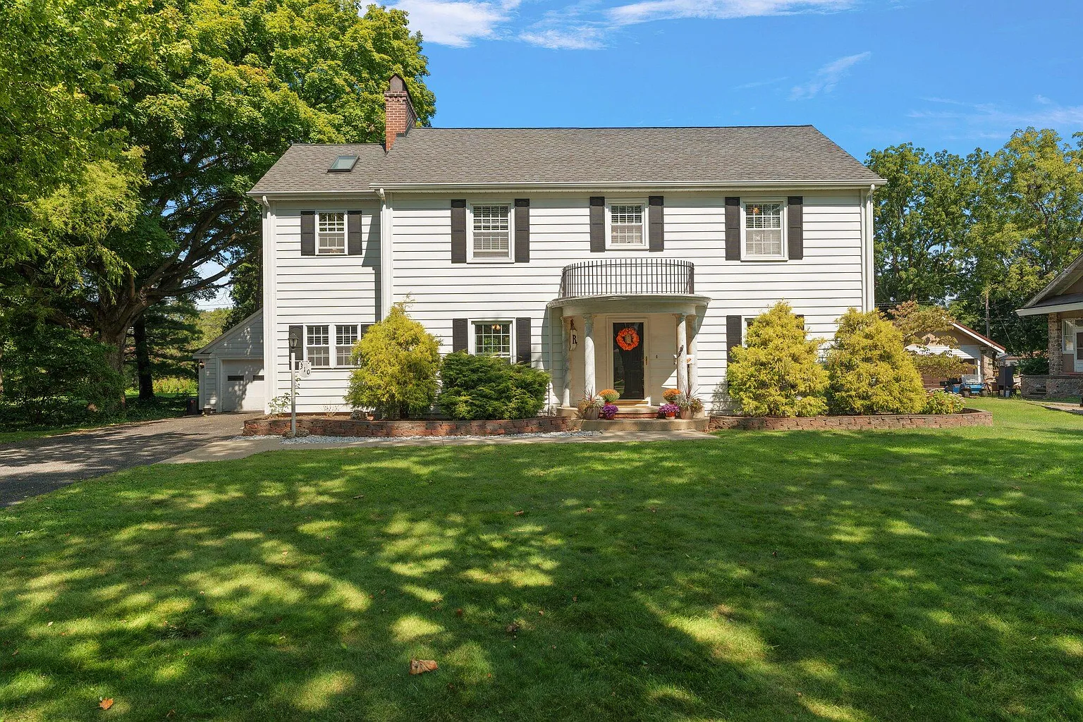 310 E Iroquois St photo 1