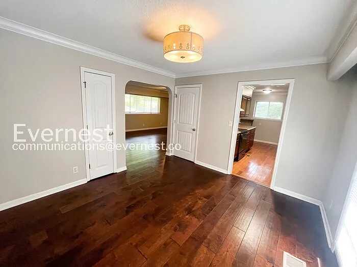 5526 Crestview Dr — Photo 10