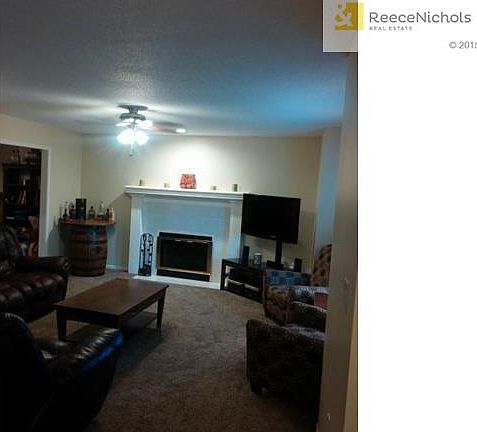 Large LR w/fireplace