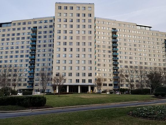 2nd image of 10401 Grosvenor Pl APT 726