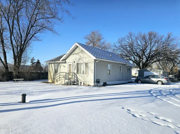 104 42nd St W, Williston, ND 58801