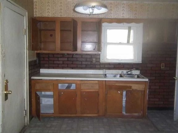 2nd image of 185 E Ravenwood Ave