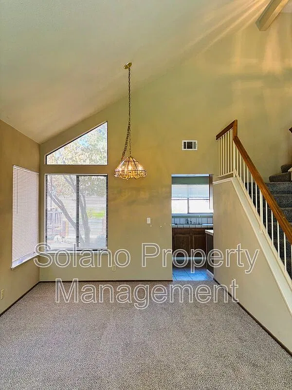 3 bed, 2.0 bath, 1712 sqft, $3,000 — Photo 3