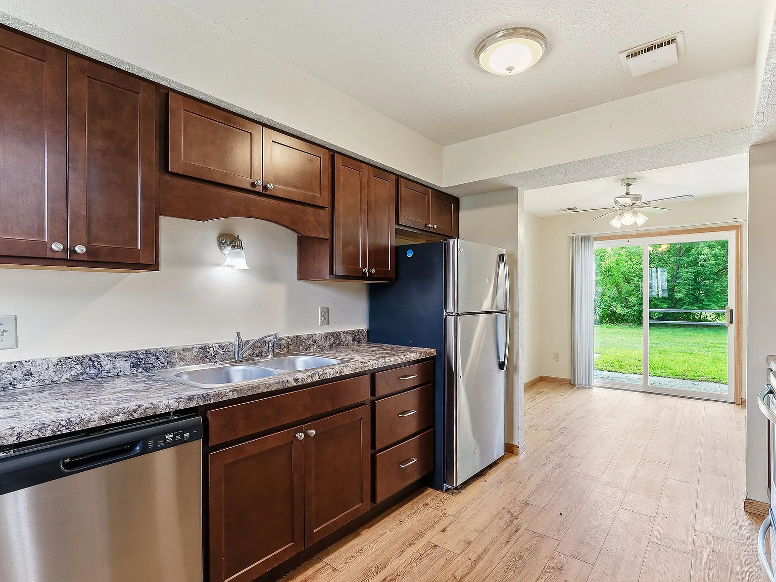 Victoria Townhomes — Photo 3