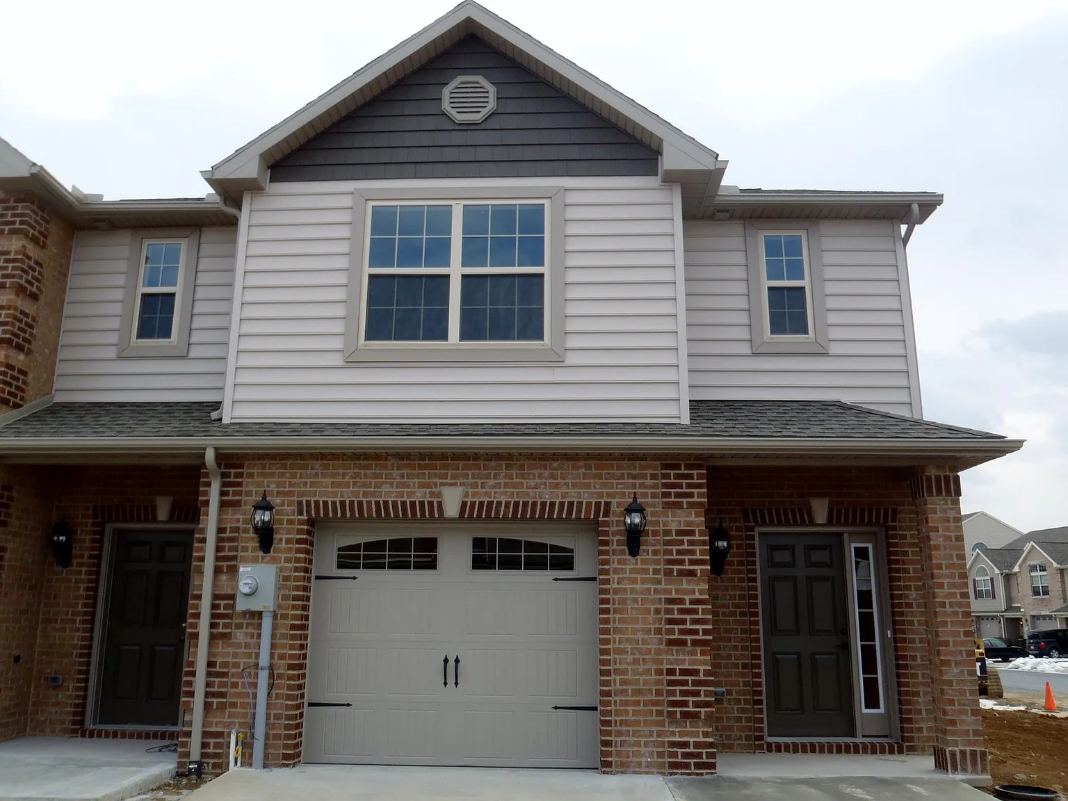 3 bed, 2.5 bath, 1900 sqft, $2,195 — Photo 1