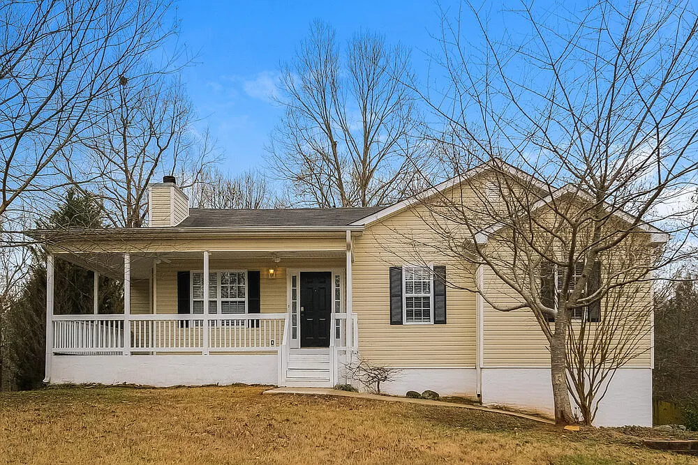 3 bed, 2.0 bath, 2858 sqft, $3,040 — Photo 1