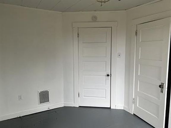 5th image of 832 Vankirk St