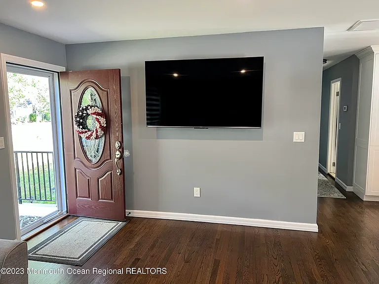 484 Branchport Ave — Photo 7