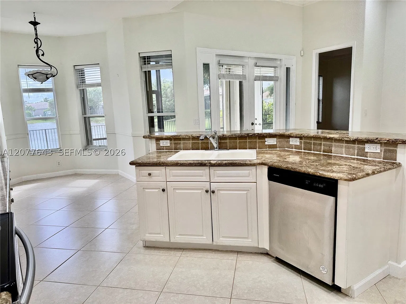 4 bed, 2400 sqft, $5,800 — Photo 3
