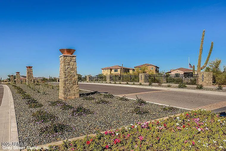 3 bed, 3.0 bath, 1800 sqft, $2,995 — Photo 3