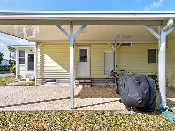 3rd image of 942 Wren Cir