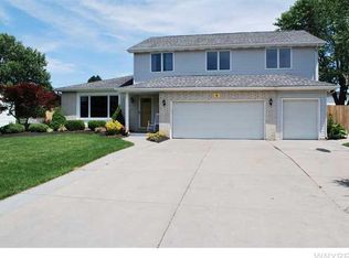 6 Lakewood Dr, Orchard Park, NY 14127
