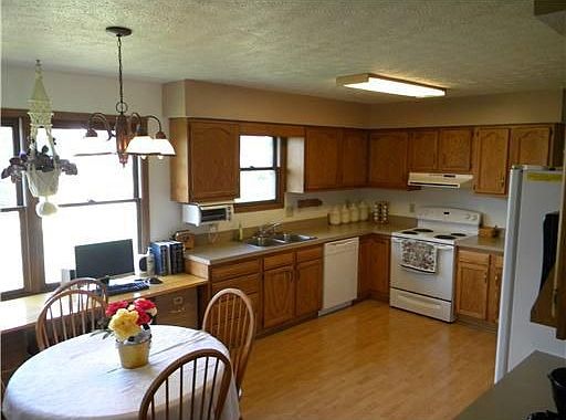 5th image of 3410 Redbud Dr