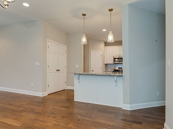 3rd image of 814 Cottage House Ln