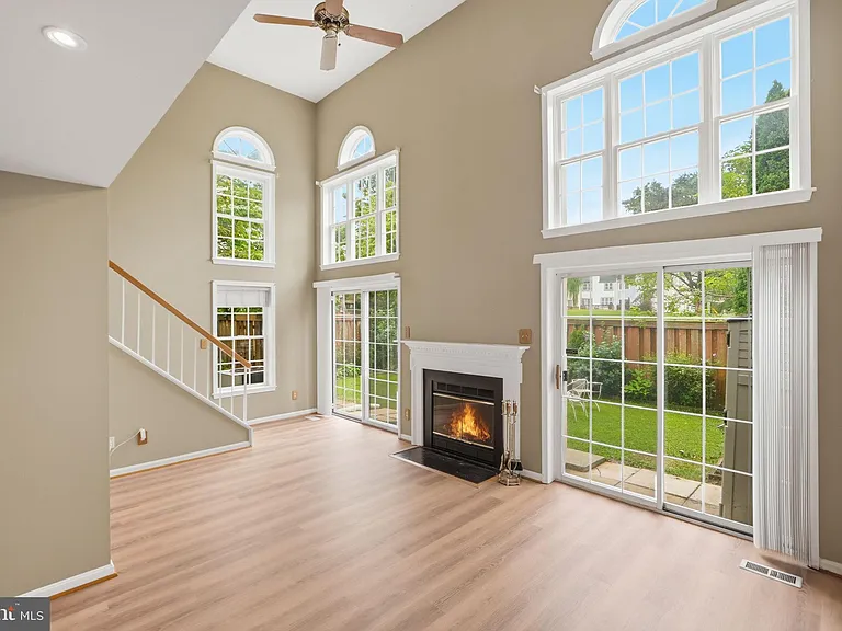 8715 Delcris Dr — Photo 36