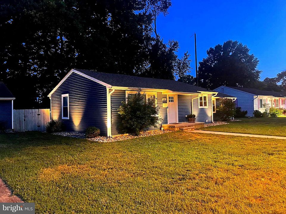 1st image of 301 Lilac Ln