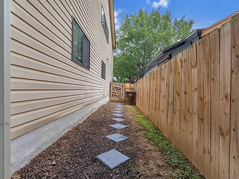 1413 Baffin Cv — Photo 38