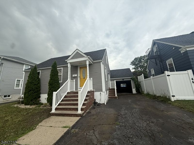 1st image of 211 Bradford Ave