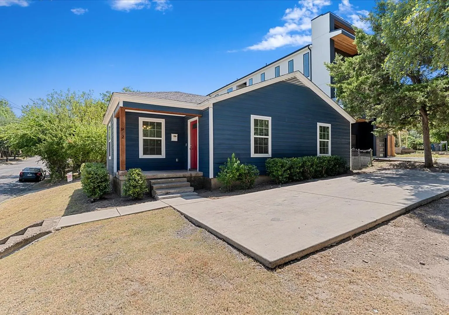 Ready for Immediate Move-In! 3 Bed 2 Bath Renovated 1508 SQFT House near Dallas Zoo — Photo 1