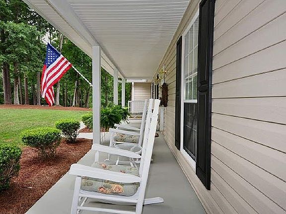 3rd image of 190 London Ln