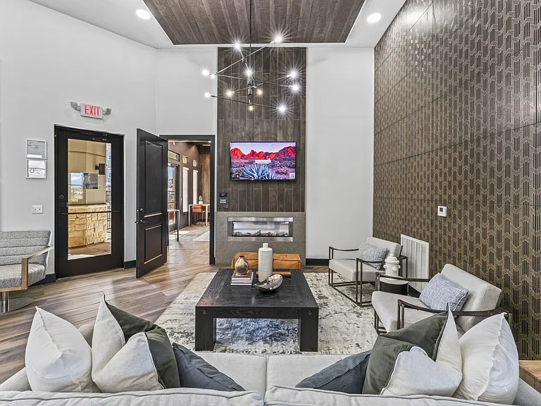 The Woodford on Mockingbird — Photo 15