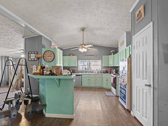 5th image of 928 S Broadway St