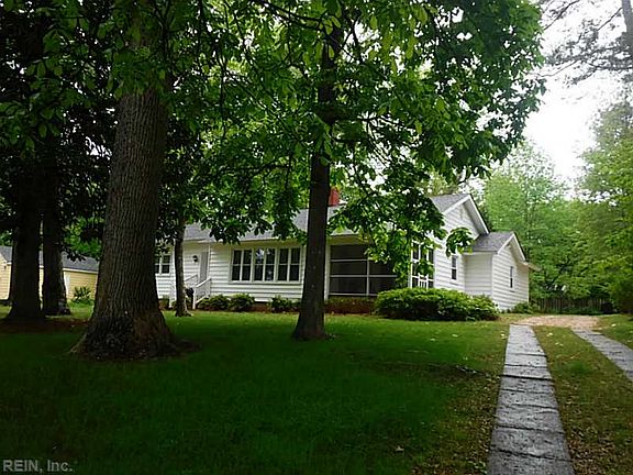 2nd image of 904 Bay Colony Dr