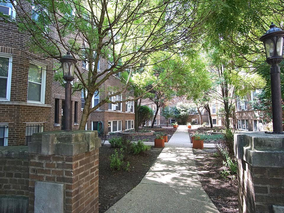 1st image of 933 W Cornelia Ave APT 1B