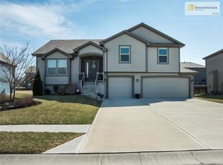 807 Bellflower Ln, Greenwood, MO 64034