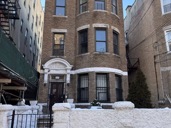 907 Summit Avenue image 1 of 2