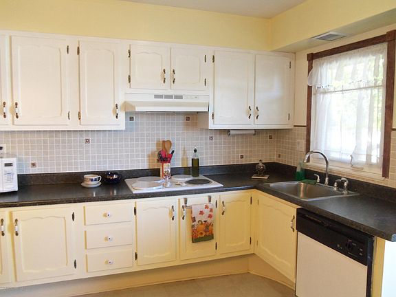 2nd image of 565 Sheffield Court #A