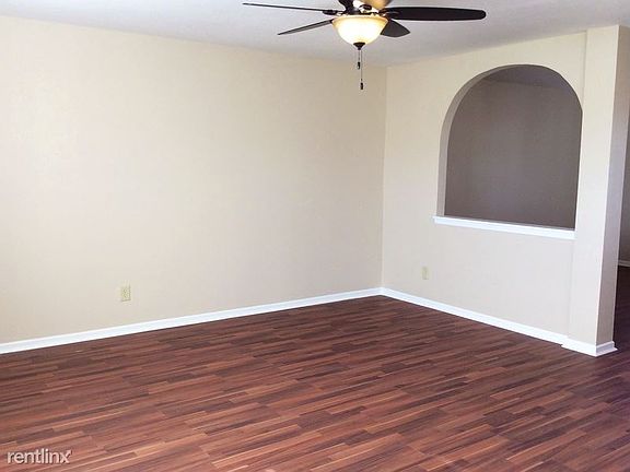 91900125_711-cross-wind-drive_greenwood_in_2016_3