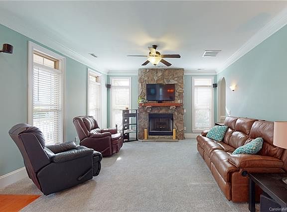 5th image of 1004 Gainsborough Dr