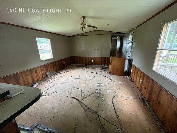 4th image of 140 NE Coachlight Dr
