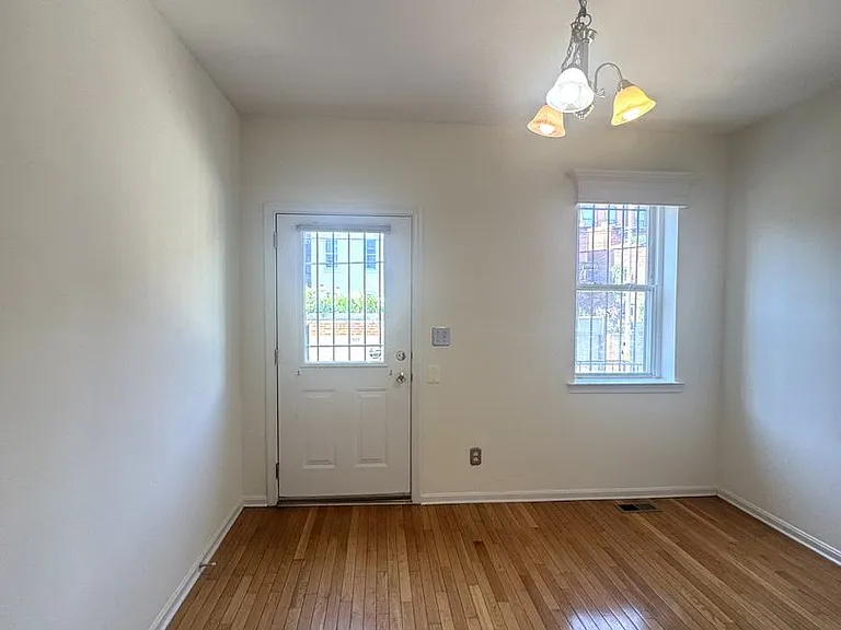 932 Westminster St NW — Photo 8