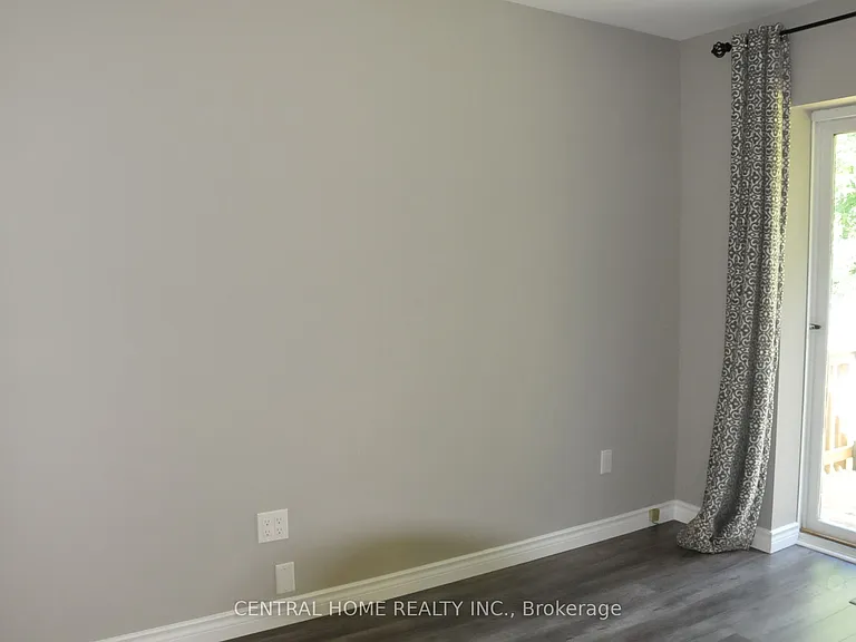 66 Collins Cres — Photo 7