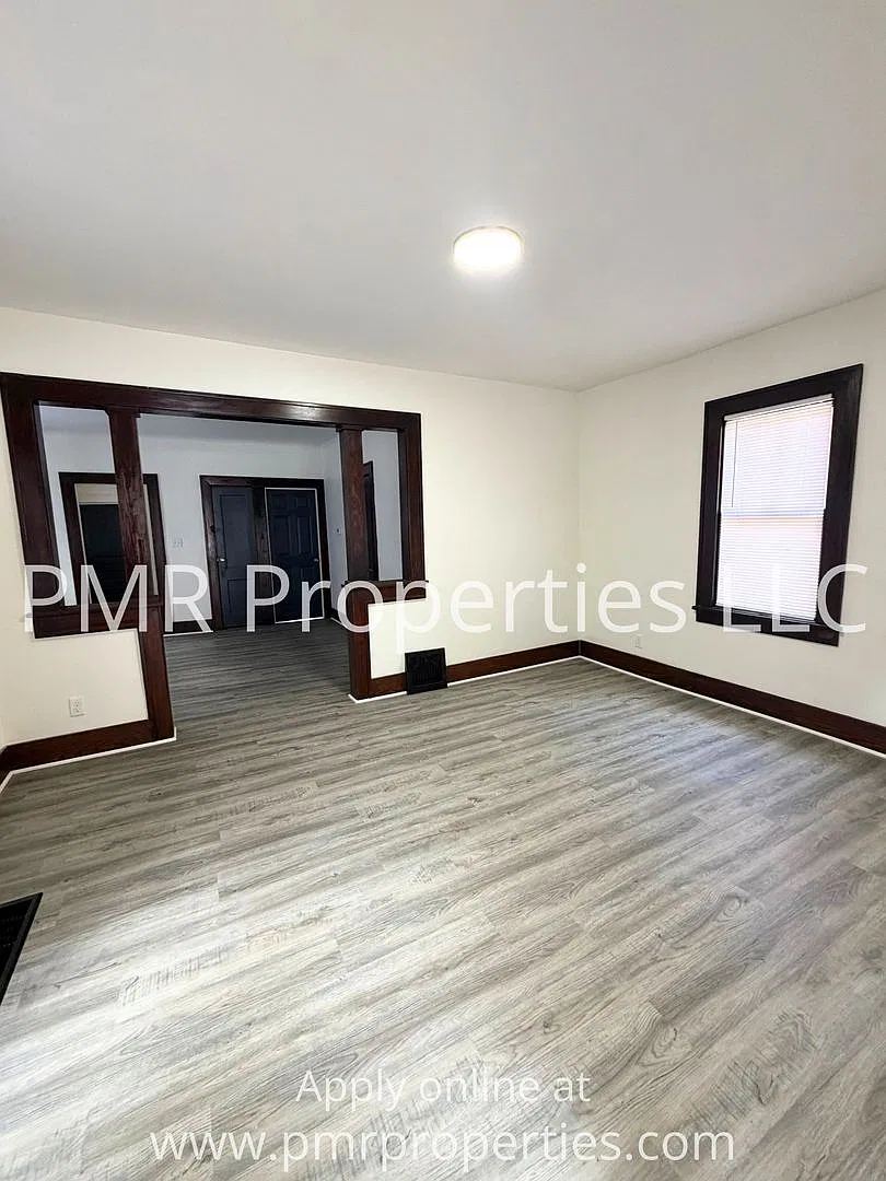 2 Bedrooms/1 Bathroom House — Photo 2