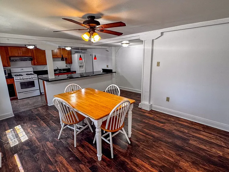 Spacious 3bd/3ba on Broadway! — Photo 3