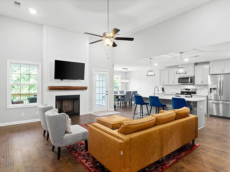 1055 Barnhill Rd — Photo 4