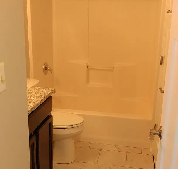 916 Regent Dr — Photo 4