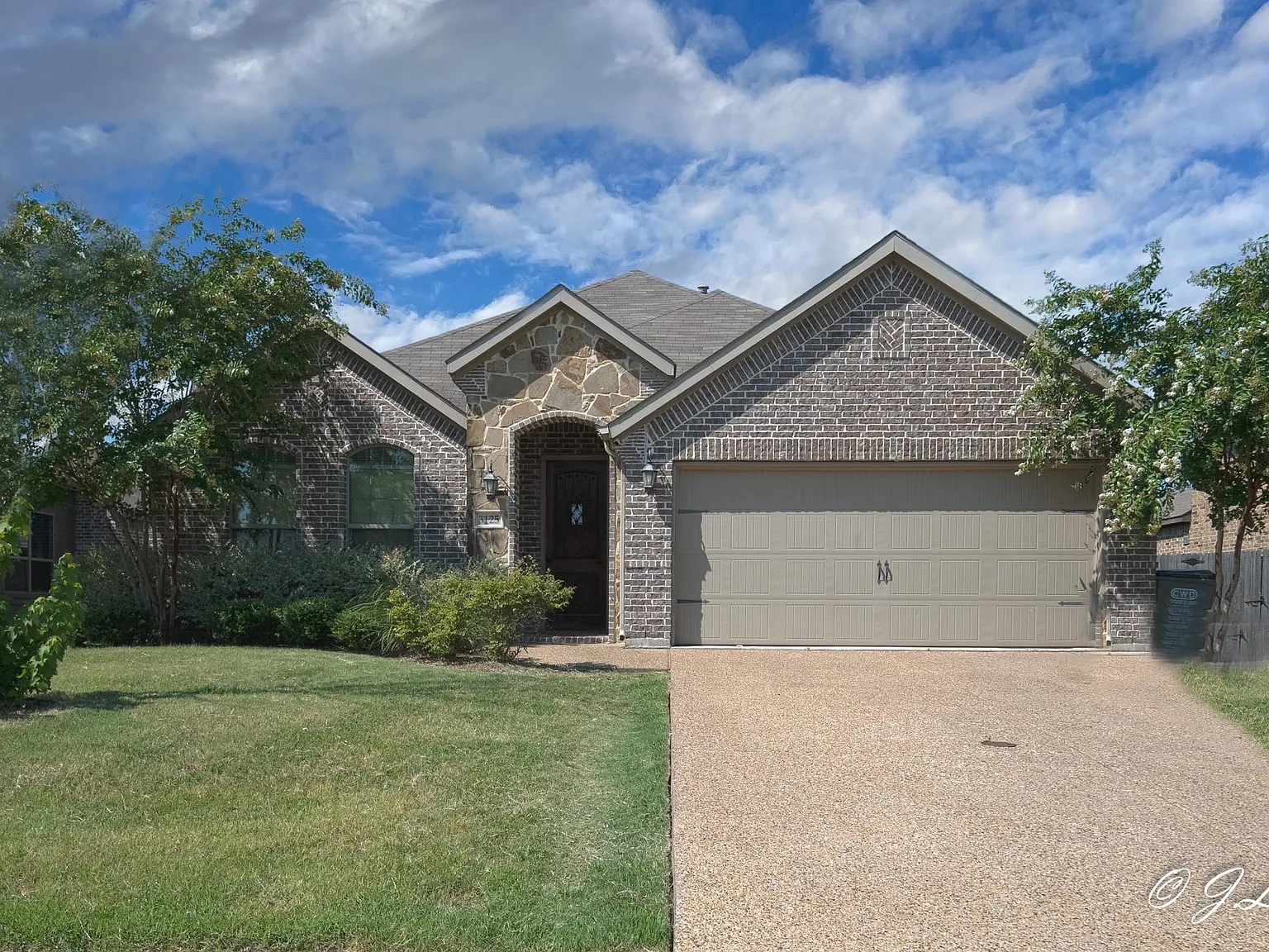 4 bed, 2090 sqft, $2,345 — Photo 2